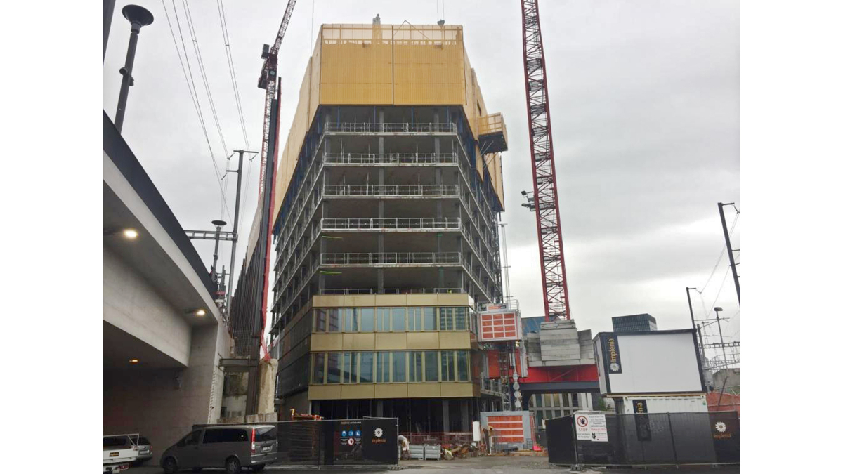 The 22 stories are built upward from the ground floor with the help of climbing formwork, while the underground levels are built downward at the same time via cut-and-cover excavation.