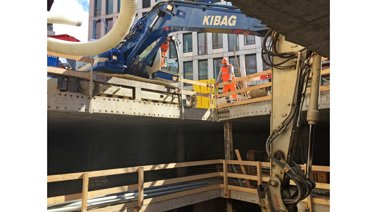 Complex excavation pit located between the tracks and near to other structures: the underground levels are built successively from the ground floor downward using cut-and-cover excavation.
