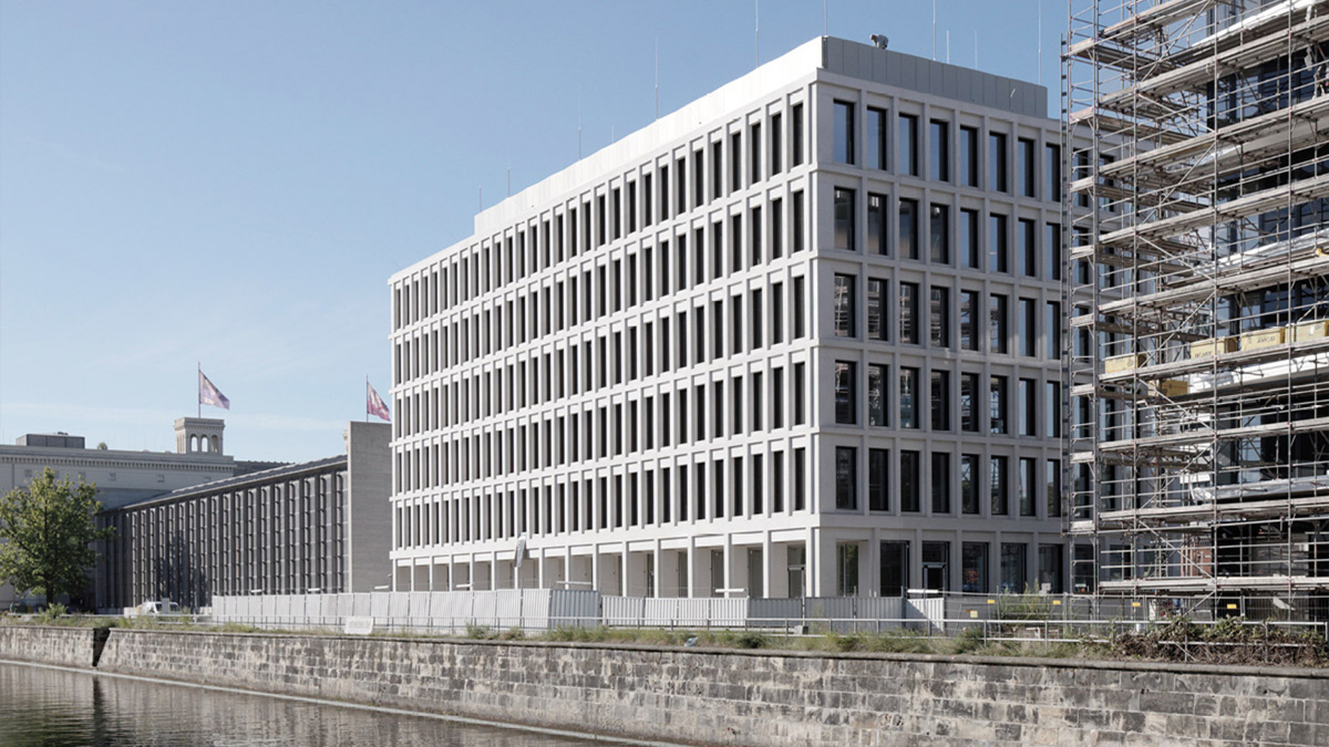 Der fünfstöckige Neubau steht direkt am Spandauer-Schifffahrtskanal, gleich neben dem Hauptbahnhof und gegenüber vom Wirtschaftsministerium.