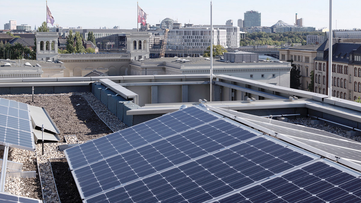 The lion’s share of the power that is necessary for the system power is supplied by a photovoltaic installation on the roof.