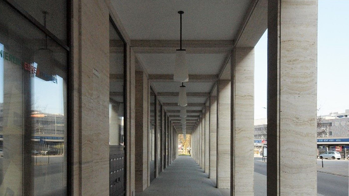 Gebäude mit Arkaden schützen vor Regen und Sonne