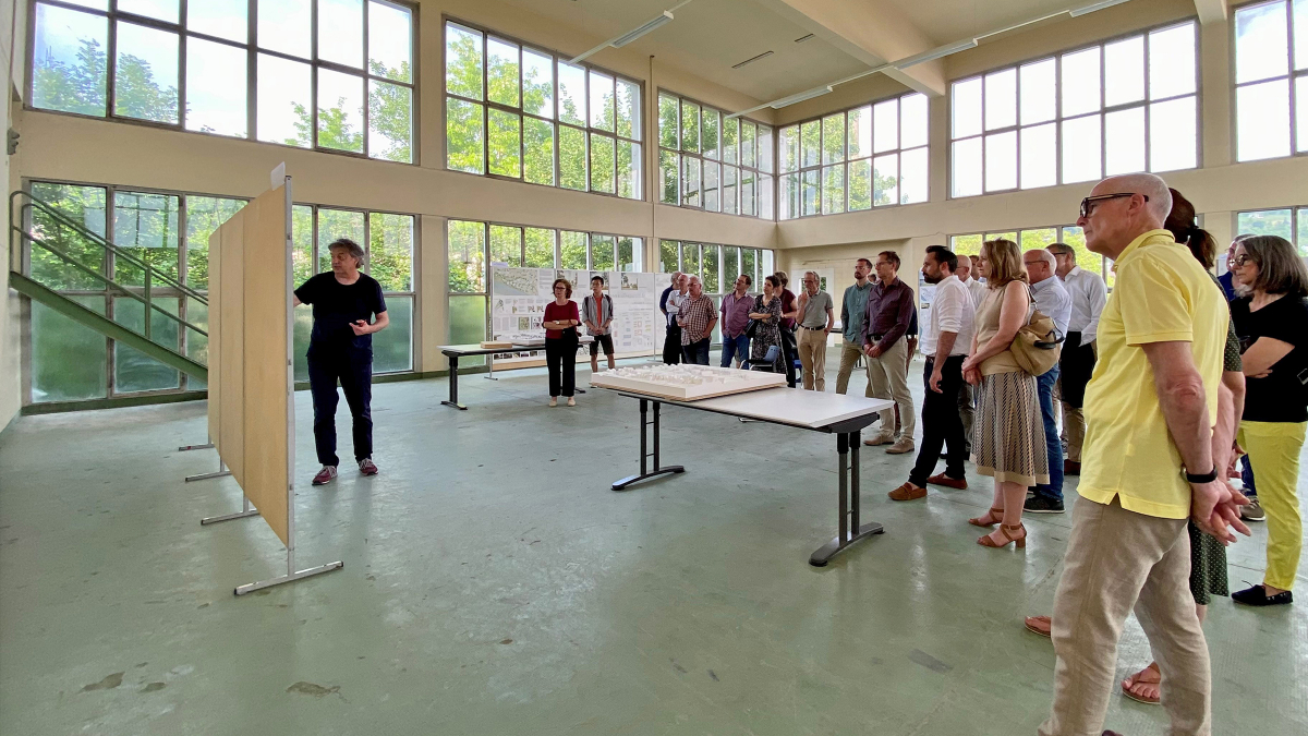 Präsentation des Siegerprojekts durch Jurypräsident Reto Pfenninger im Rahmen der Ausstellung des Studienauftrags