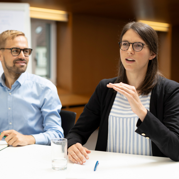 Die beiden EBP Mitarbeitenden Leonie Dörig und Lukas Beck erzählen im Interview über ihre Lehrtätigkeit
